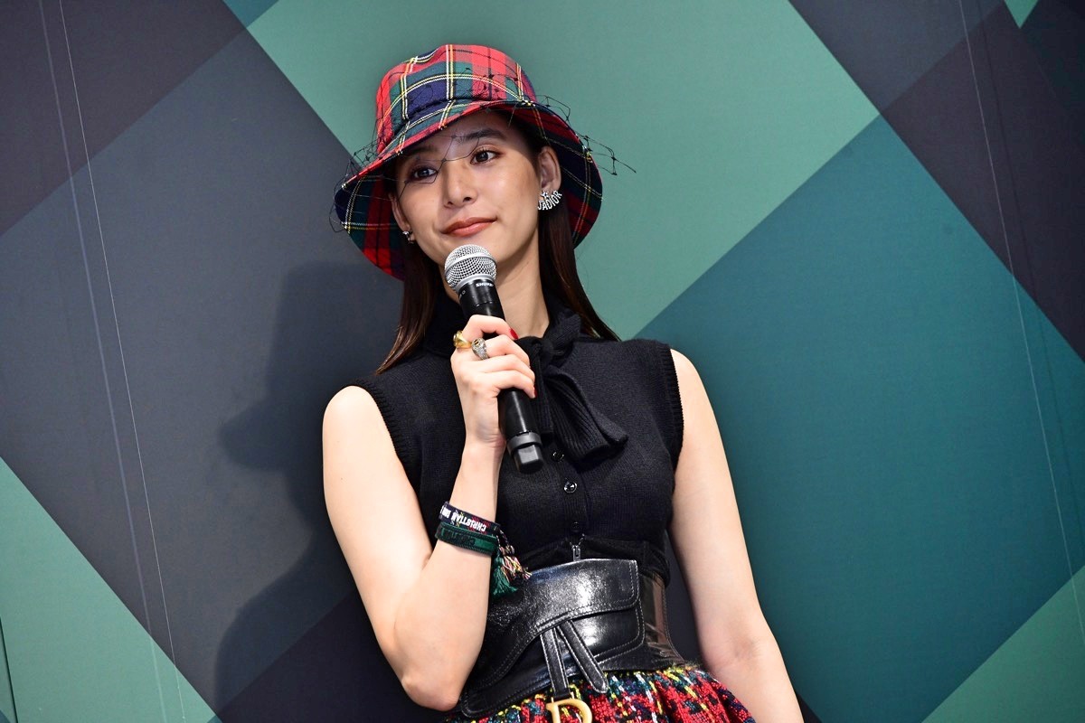 新木優子、ディオールコーデで新宿に登場　シースルードレスで美脚も