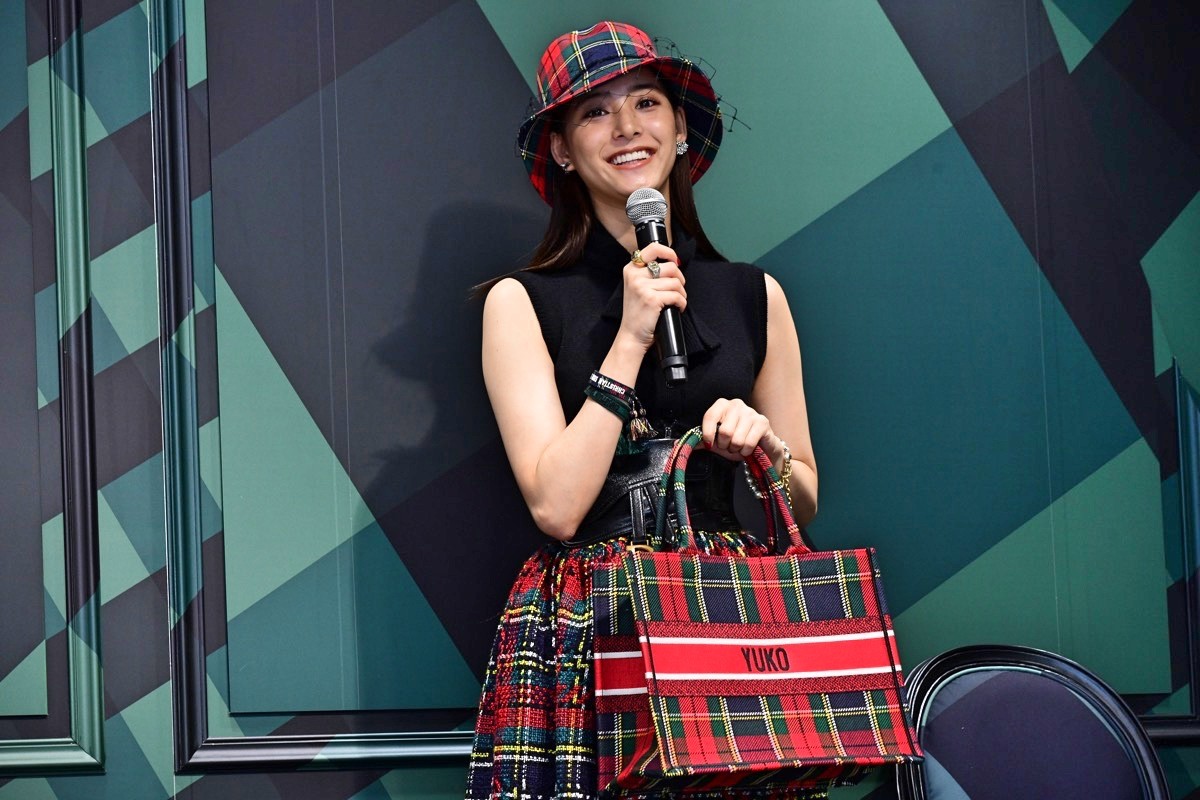 新木優子、ディオールコーデで新宿に登場　シースルードレスで美脚も