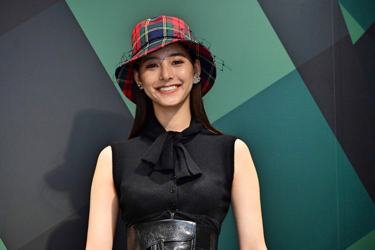 新木優子、ディオールコーデで新宿に登場　シースルードレスで美脚も