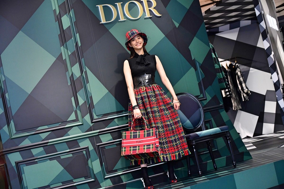 新木優子、ディオールコーデで新宿に登場　シースルードレスで美脚も