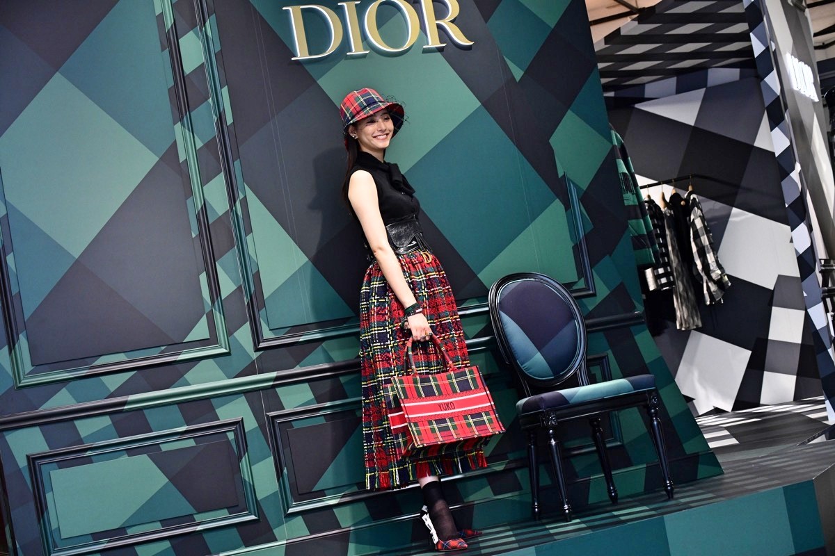 新木優子、ディオールコーデで新宿に登場　シースルードレスで美脚も