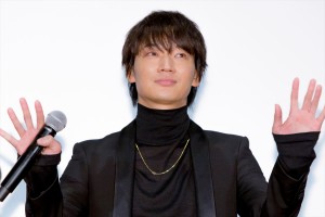 映画『楽園』完成披露イベントに登場した綾野剛