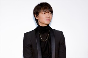 映画『楽園』完成披露イベントに登場した綾野剛