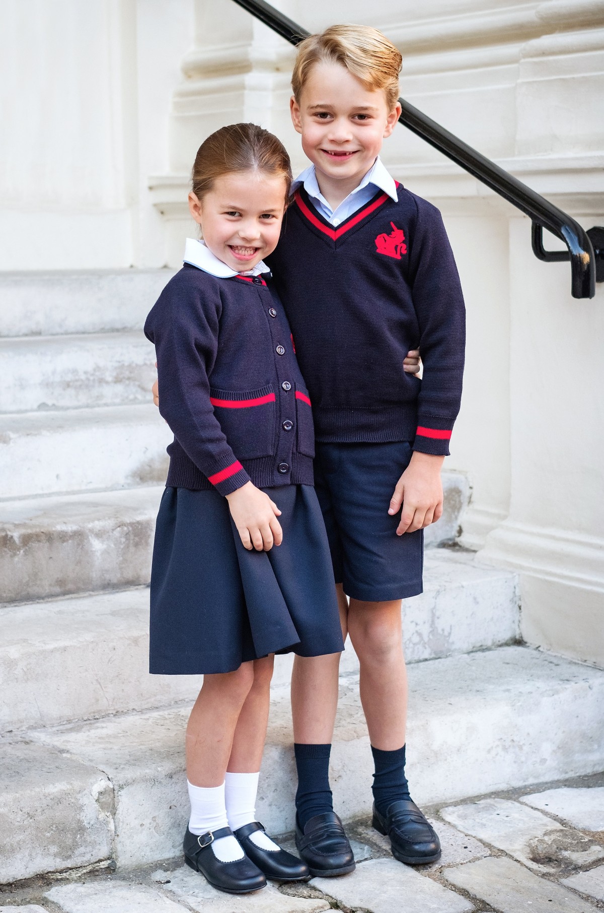 シャーロット王女、ジョージ王子と初登校　キュートな制服姿を披露