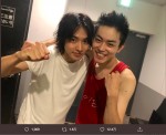 俳優デビュー10周年を報告した菅田将暉（左）と山崎賢人（右）　※「菅田将暉」公式ツイッター