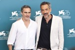 映画『ジョーカー』ヴェネツィア国際映画祭金獅子賞を受賞！ （左から）ホアキン・フェニックス、トッド・フィリップス監督