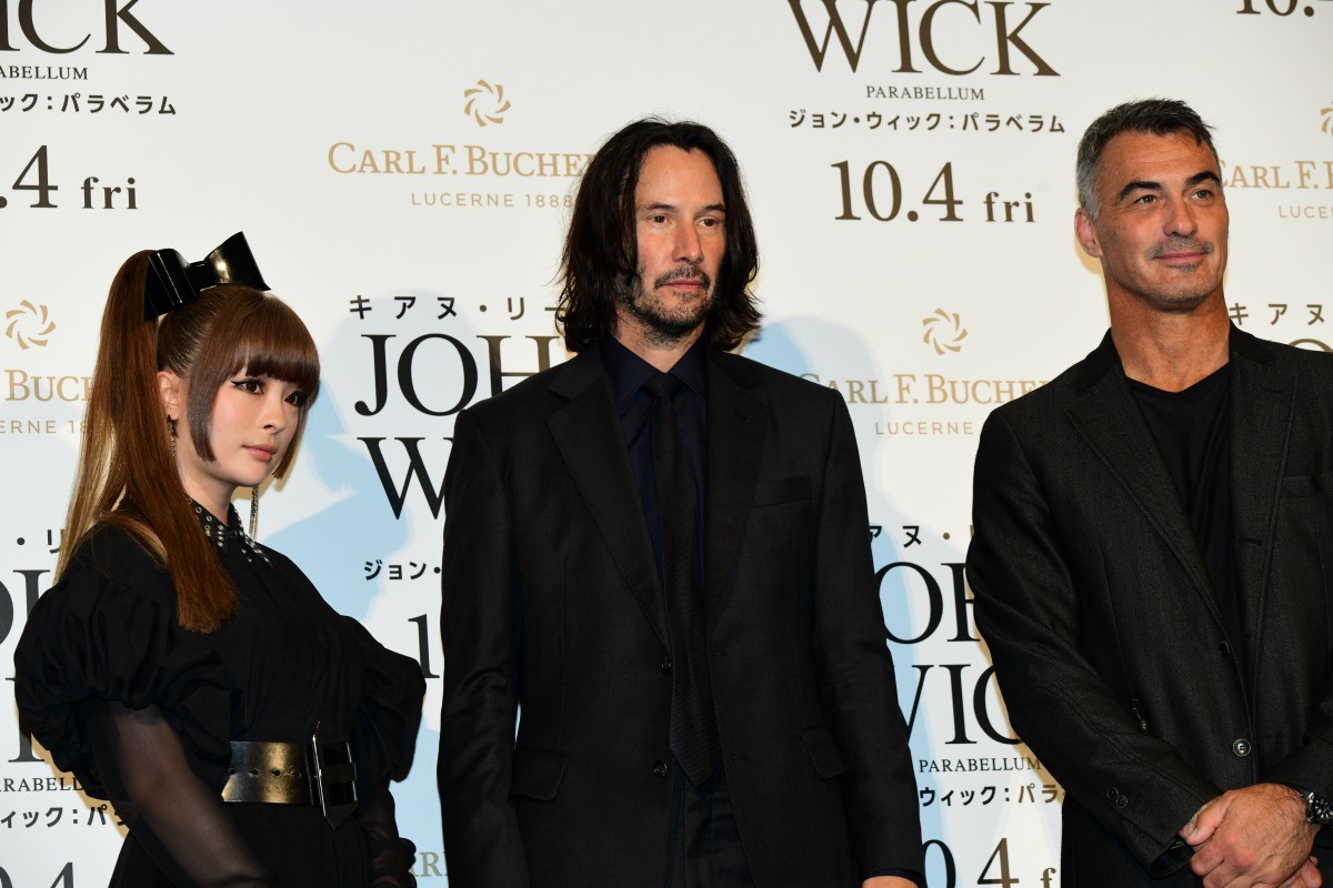 キアヌ・リーヴス、きゃりーぱみゅぱみゅと忍者の印！ “忍者ドレス”を絶賛