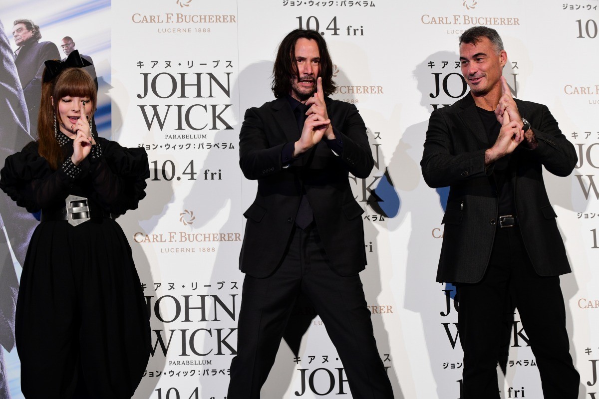 キアヌ・リーヴス、きゃりーぱみゅぱみゅと忍者の印！ “忍者ドレス”を絶賛