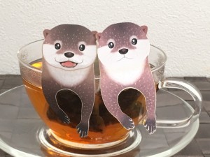 コップにぶら下がる姿がかわいすぎる！ コツメカワウソのティーバッグが新発売