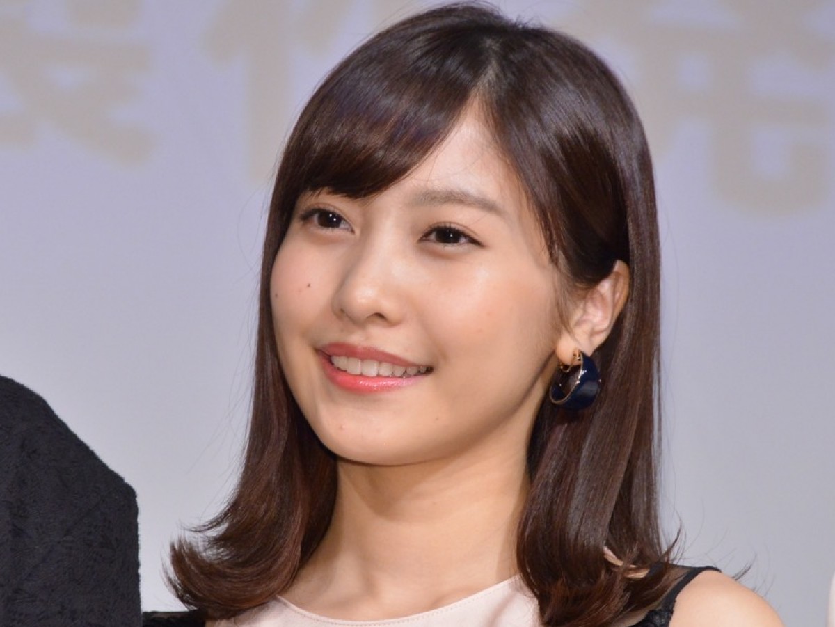 佐野ひなこ、“美尻”の日焼け跡がキュート！ 真っ白ビキニ姿に反響