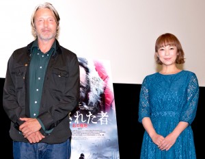（左から）映画『残された者－北の極地－』ジャパンプレミア上映会に登場したマッツ・ミケルセン、佐藤仁美