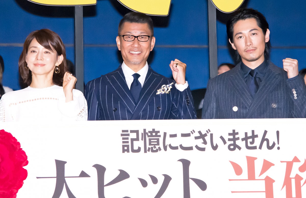 (左から)映画『記憶にございません!』初日舞台挨拶に登場した石田ゆり子、中井貴一、ディーン・フジオカ