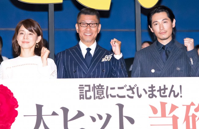 （左から）映画『記憶にございません！』初日舞台挨拶に登場した石田ゆり子、中井貴一、ディーン・フジオカ