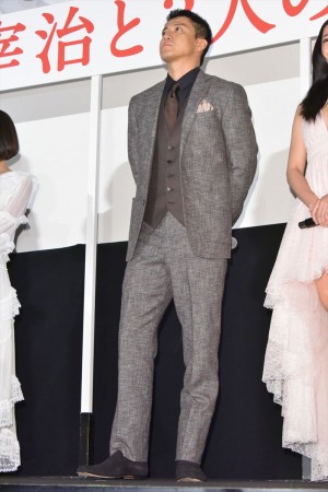 映画『人間失格 太宰治と3人の女たち』公開記念舞台挨拶に出席した小栗旬