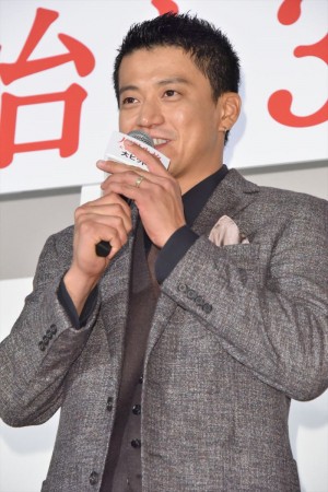 映画『人間失格 太宰治と3人の女たち』公開記念舞台挨拶に出席した小栗旬