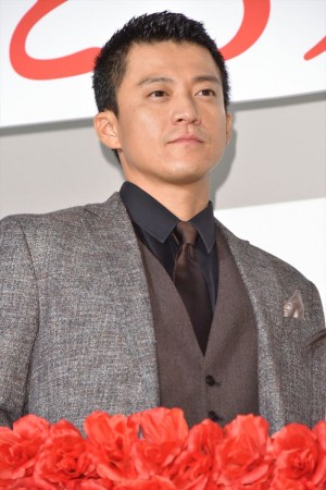 映画『人間失格 太宰治と3人の女たち』公開記念舞台挨拶に出席した小栗旬