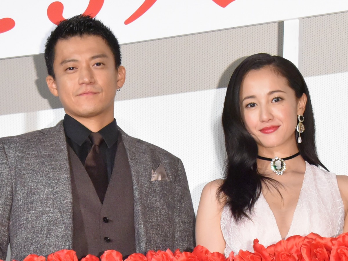 映画『人間失格 太宰治と3人の女たち』公開記念舞台挨拶に出席した(左から)小栗旬、沢尻エリカ