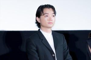 『最初の晩餐』完成披露試写会に登場した染谷将太
