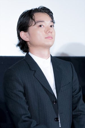 『最初の晩餐』完成披露試写会に登場した染谷将太