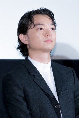『最初の晩餐』完成披露試写会に登場した染谷将太
