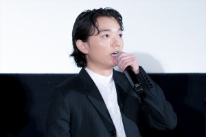 『最初の晩餐』完成披露試写会に登場した染谷将太