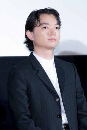 『最初の晩餐』完成披露試写会に登場した染谷将太