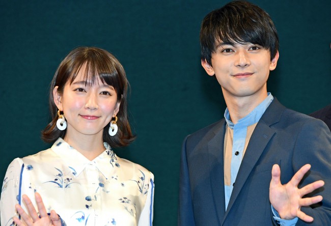 (左から)『空の青さを知る人よ』ブルースカイプレミアに登場した吉岡里帆、吉沢亮