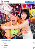 浜辺美波の“令和ポーズ” ※『ウチのガヤがすみません！』インスタグラム