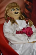 『アナベル 死霊博物館』公開直前大絶叫イベントに登場したアナベル人形