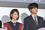 （左から）『HELLO WORLD』初日舞台挨拶に登場した浜辺美波、北村匠海