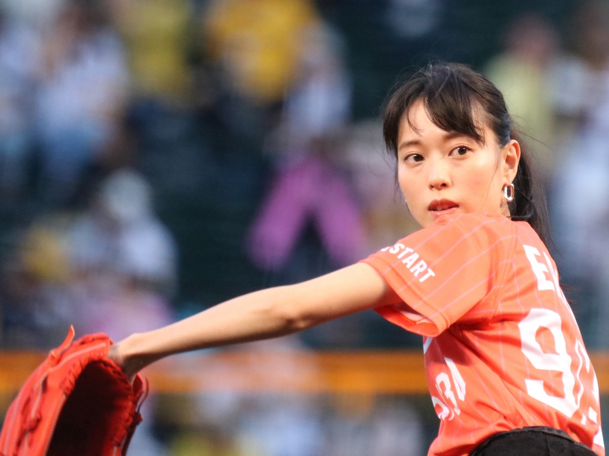 戸田恵梨香、ノーバン投球披露するも「もうちょっとストレートな球を投げたかった」