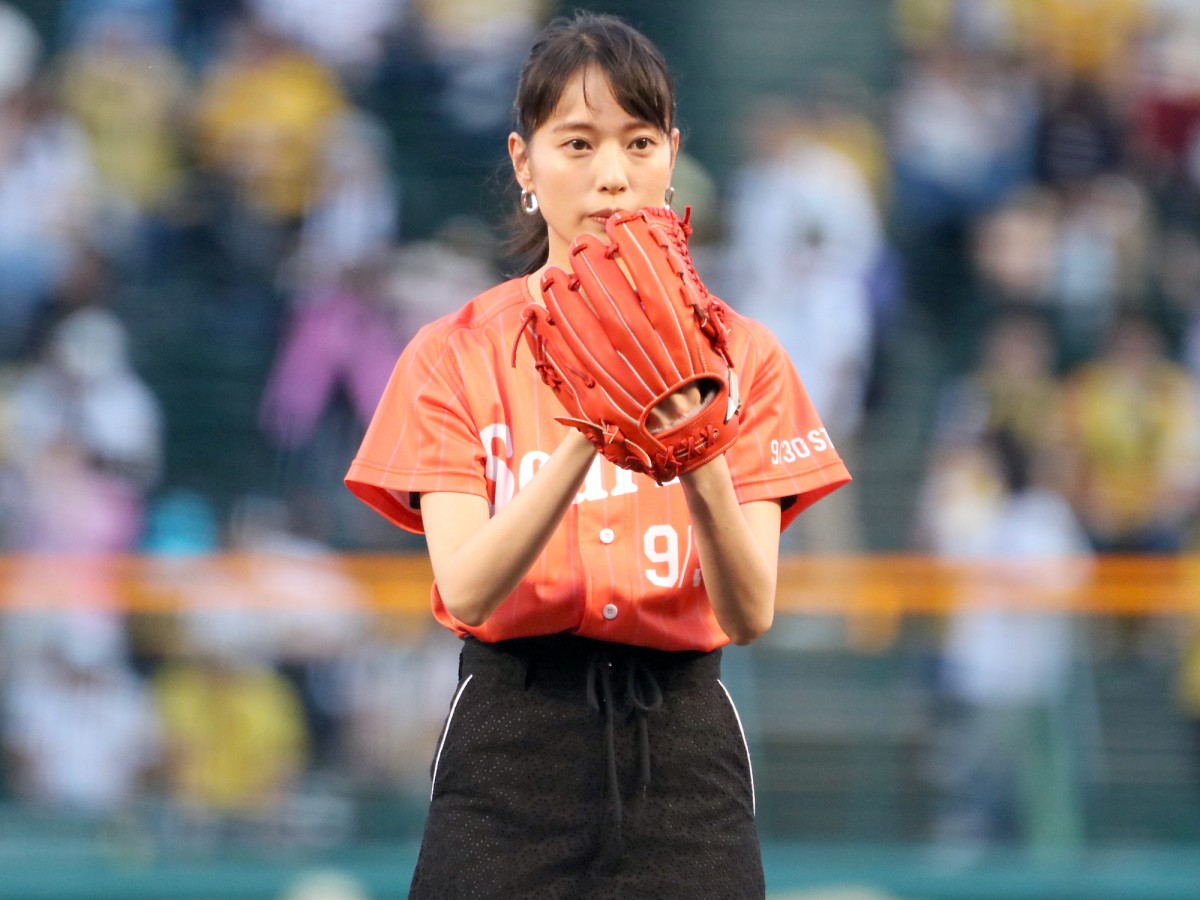 戸田恵梨香、ノーバン投球披露するも「もうちょっとストレートな球を投げたかった」