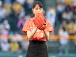 『スカーレット』ヒロイン・戸田恵梨香、阪神×DeNA戦 ファーストピッチ・セレモニーに登場