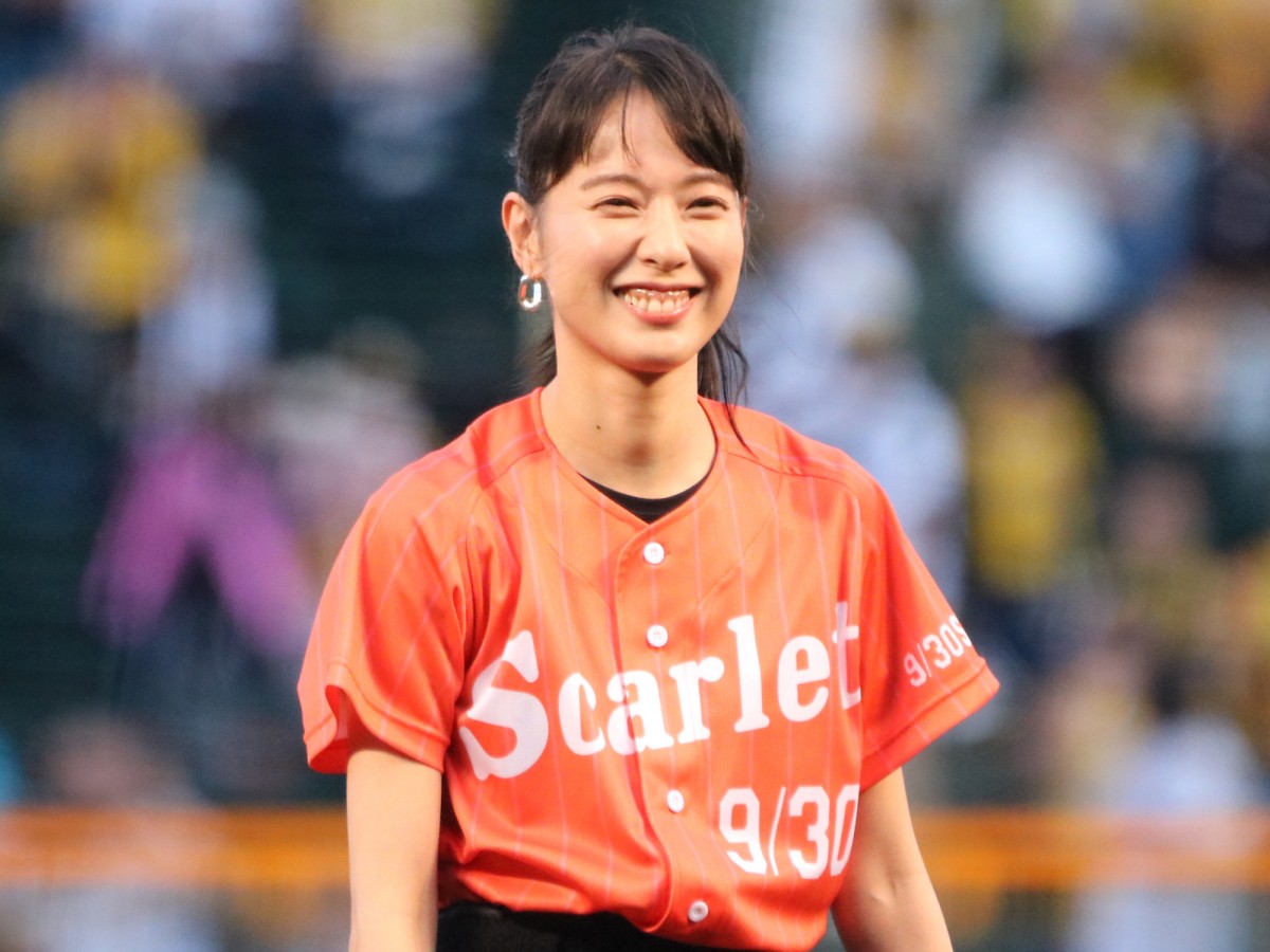 戸田恵梨香、ノーバン投球披露するも「もうちょっとストレートな球を投げたかった」