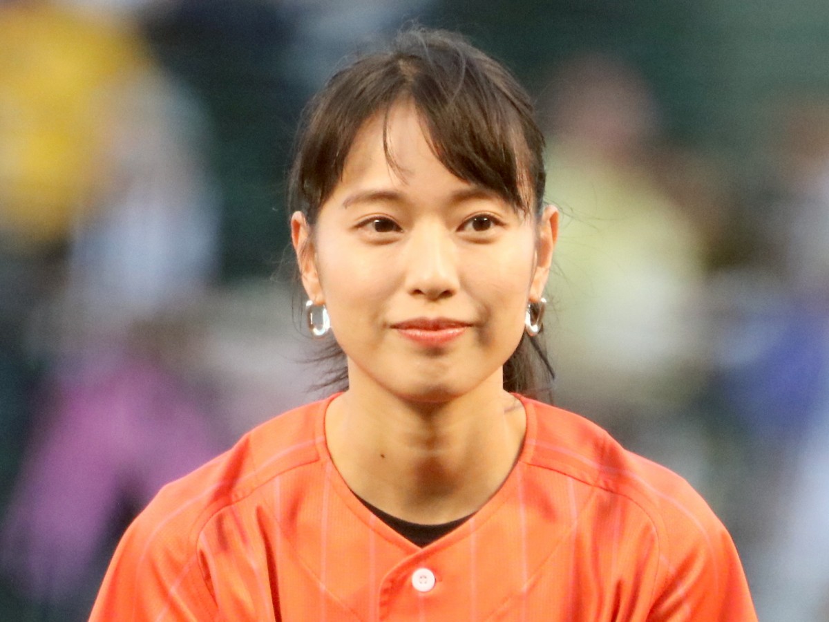 戸田恵梨香、ノーバン投球披露するも「もうちょっとストレートな球を投げたかった」