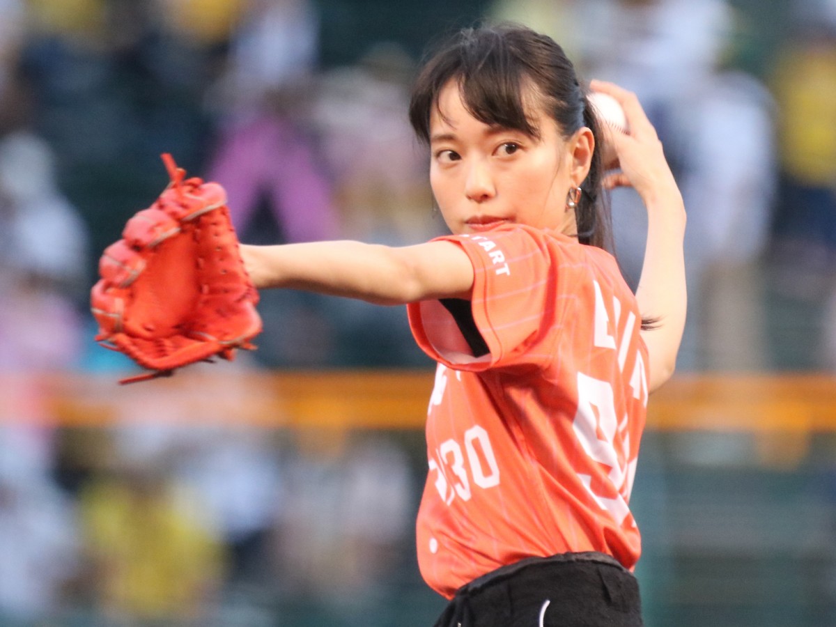 戸田恵梨香、ノーバン投球披露するも「もうちょっとストレートな球を投げたかった」