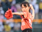 【写真】戸田恵梨香、ノーバン投球後にみせる笑顔がかわいい！