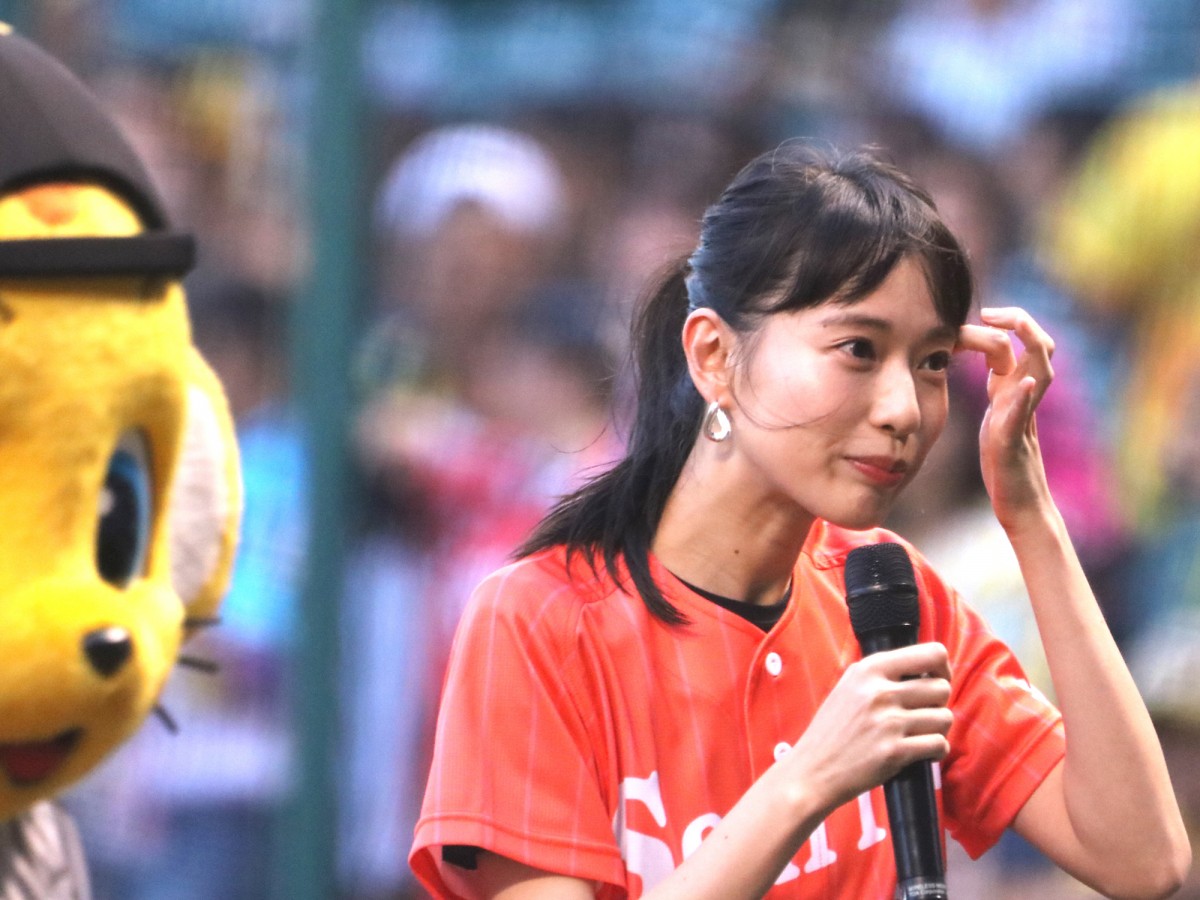 戸田恵梨香、ノーバン投球披露するも「もうちょっとストレートな球を投げたかった」