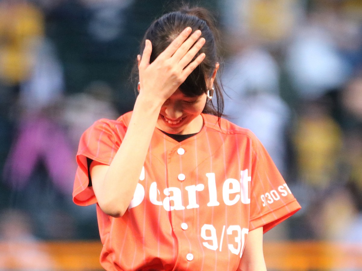 戸田恵梨香、ノーバン投球披露するも「もうちょっとストレートな球を投げたかった」