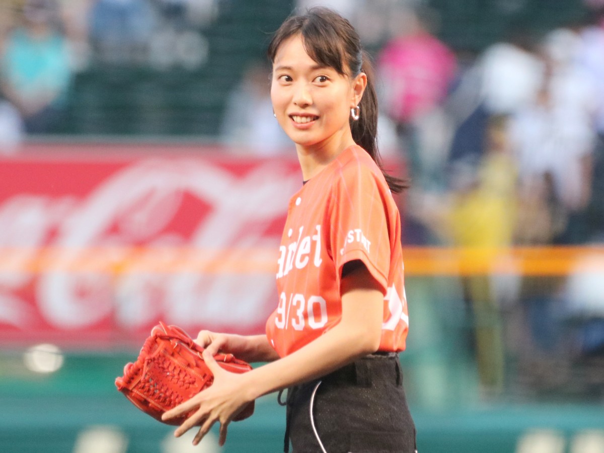 戸田恵梨香、ノーバン投球披露するも「もうちょっとストレートな球を投げたかった」