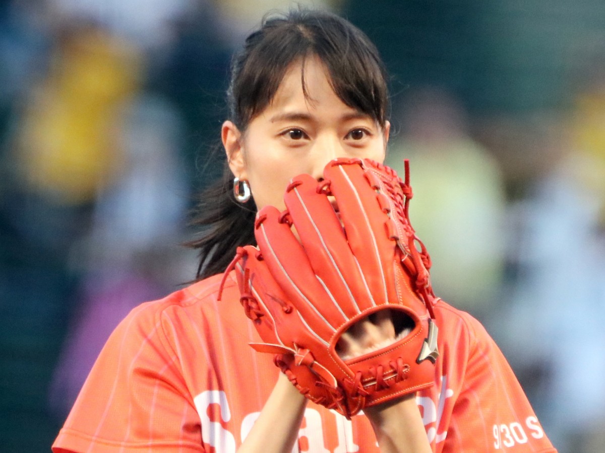 戸田恵梨香、ノーバン投球披露するも「もうちょっとストレートな球を投げたかった」