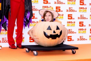 「ハロウィンジャンボ宝くじ」「ハロウィンジャンボミニ」発売記念イベントに登場した朝日奈央