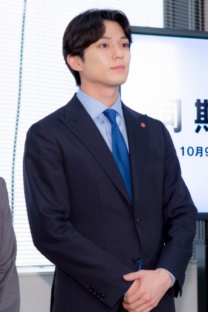 新水曜ドラマ『同期のサクラ』記者会見に登場した新田真剣佑