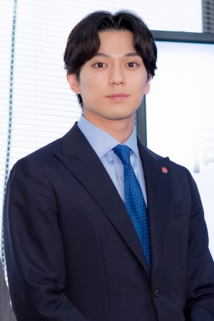 新水曜ドラマ『同期のサクラ』記者会見に登場した新田真剣佑