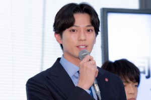 新水曜ドラマ『同期のサクラ』記者会見に登場した新田真剣佑