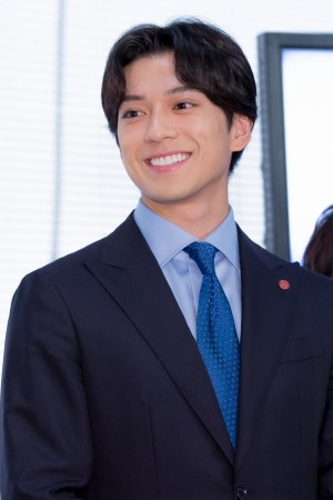 新水曜ドラマ『同期のサクラ』記者会見に登場した新田真剣佑
