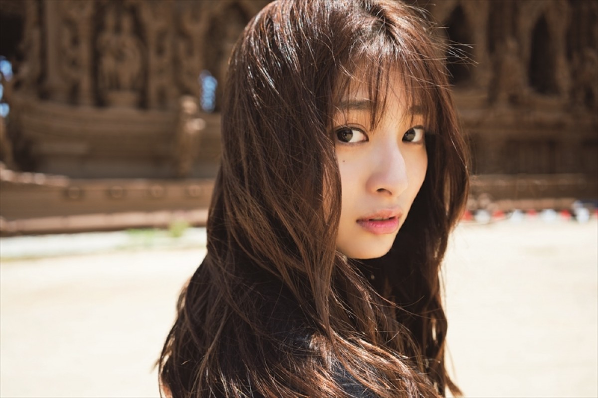 吉川愛、美背中あらわに「めちゃくちゃセクシー」と反響　無防備な寝顔も