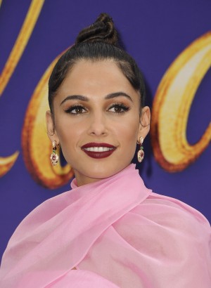 レッドカーペットに登場したナオミ・スコット