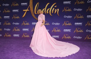 レッドカーペットに登場したナオミ・スコット