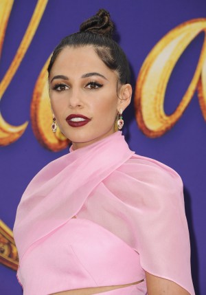 レッドカーペットに登場したナオミ・スコット